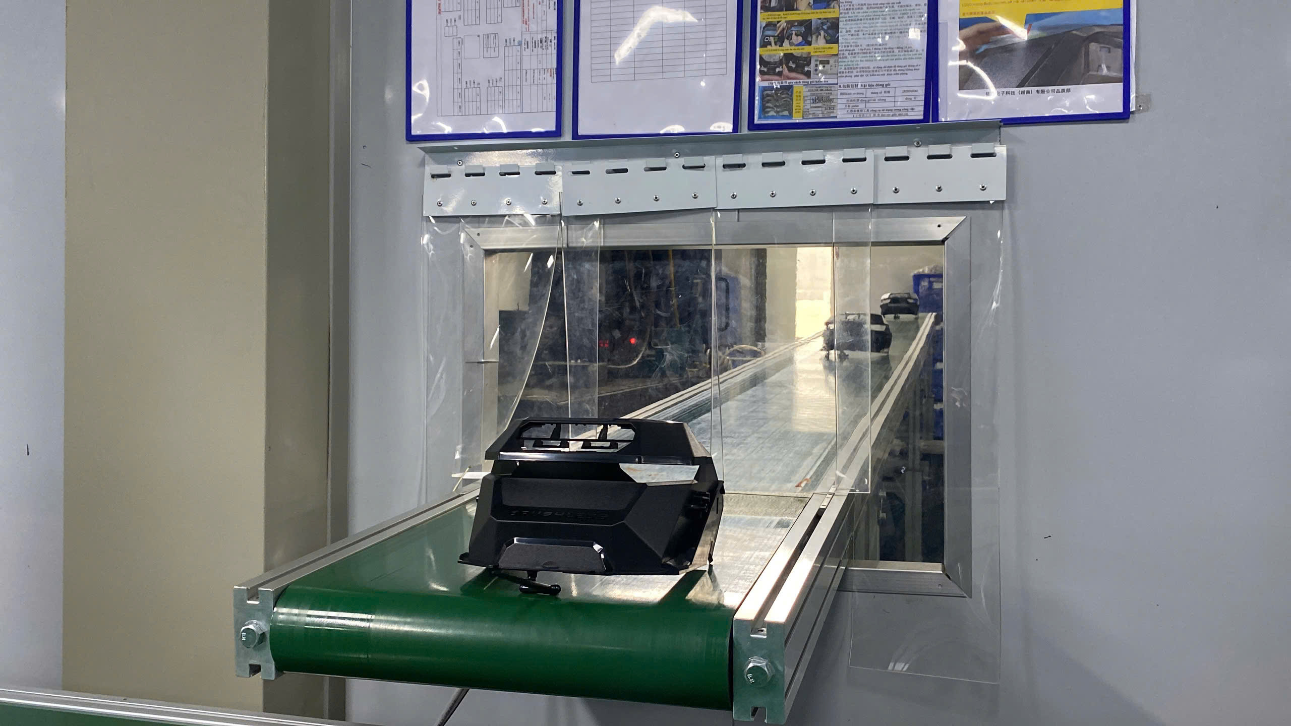 Conveyor Belt for Transferring Products After Injection Molding Machine.jpg